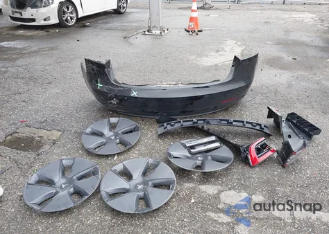 2021 Tesla Model 3 Standard Range Plus Rear-Wheel Drive z USA, uszkodzony, nr VIN 5YJ3E1EA2MF870622